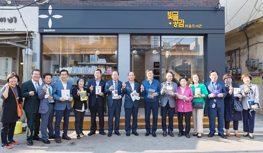 채현일 영등포구청장(오른쪽에서 일곱 번째), 윤준용 구의회 의장(여덟 번째), 서연남 당산1동 동장 (오른쪽 끝) 등이 ‘빛글, 공감 마을도서관’ 개관식에 참석해 기념촬영을 하고 있다. 