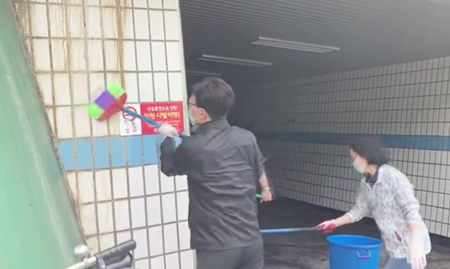 ▲김민석 국회위원(사진 왼쪽)이 밤동산 지하보도 벽을 청소하고 있다. ⓒ 김민석 국회의원 밴드 동영상 갈무리 