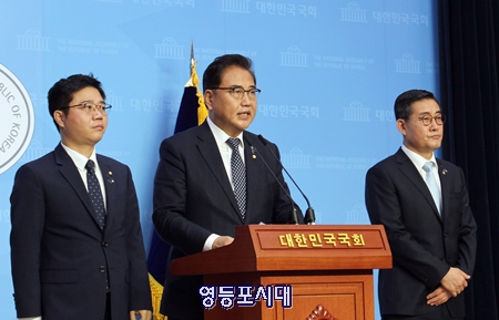 박진 미래통합당 외교∙안보 특별위원장(사진 가운데)이 국회 소통관에서 북한 대남군사행동 계획 보류와 주요 현안에 대해 기자회견을 하고 있다. Ⓒ영등포시대   