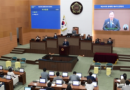 25일 오후 제10대 서울시의회 후반기 의장에 당선된 김인호 의원이 인사말을 하고 있다.Ⓒ서울시의회 