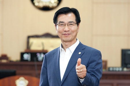 영등포구의회 제8대 하반기 의장에 당선된 고기판 의원 