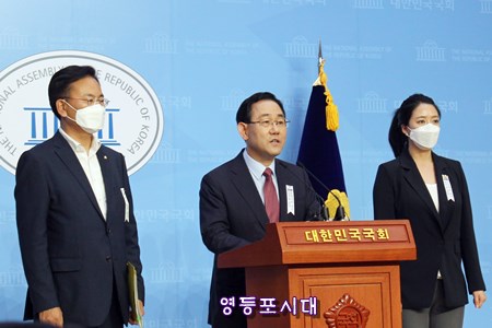 미래통합당 주호영 원내대표(사진 가운데)가 2일 국회 소통관에서 기자회견을 열고 추미애 법무부 장관 해임을 촉구하고 있다. ⓒ영등포시대 