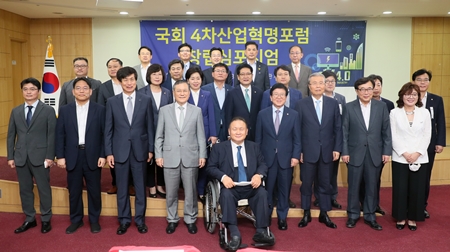 국회 4차산업 혁명포럼 심포지엄에 참석한 박병석 국회의장(앞줄 오른쪽에서 네 번째), 이상민 의원(사진 가운데)과 관계자들이 기념촬영을 하고 있다. Ⓒ이상민 의원실