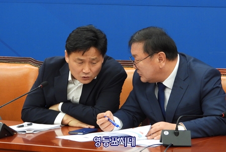 김태년 원내대표(사진 오른쪽)가 9일 오전 국회에서 정책조정 회의중 조승래 의원과 귀 옛말을 하고 있다. Ⓒ영등포시대 