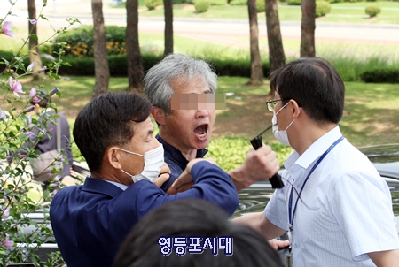 문재인 대통령을 향해 한 남성 “가짜민주주의 문재인은 물러나라”고 외치고 있다. Ⓒ영등포시대 