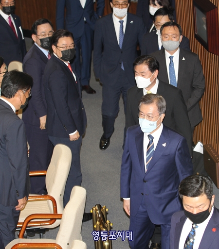 문재인 대통령이 16일 오후 국회에서 열린 제21대 국회 개원식 축하 연설을 마치고 국회 본회의장을 빠져나가고 있다. Ⓒ영등포시대 