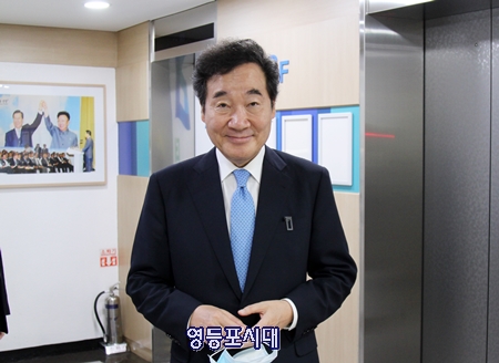 당 대표 경선 후보 등록을 마친 후 당사 각층을 돌며 당직자들과 일일이 인사를 나눈 이낙연 의원이 당사 3층에서 다음 목적지로 이동하고 있다. Ⓒ영등포시대 