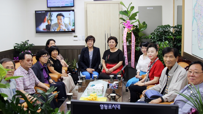 오현숙 영등포구의회 행정위원장과 영등포시대 서천열 회장, 이상호 단장과 공감기자단이 구호 없이 포즈를 취하고 있다. Ⓒ영등포시대 