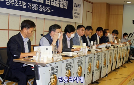 강문대 변호사(사진 왼쪽)와 강태선 교수, 임우택 본부장, 김광일 소장 등이 토론을 벌이고 있다. Ⓒ영등포시대 