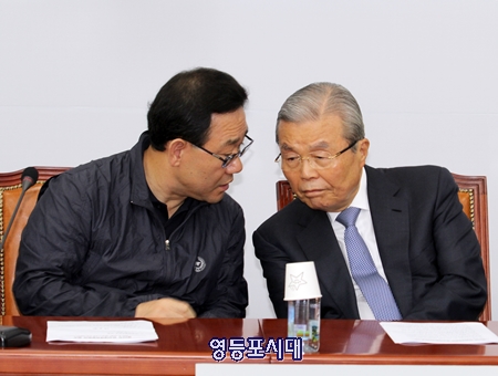 10일 열린 미래통합당 비상대책위원회의 중 주호영 원내대표가 김종인 비대위원장과 귀 옛  말을 주고받고 있다. Ⓒ영등포시대 