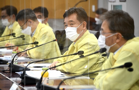 서정협 서울시장 대행(사진 오른쪽에서 두번째)이 15일 현안검토회의를 주제하고 있다. 