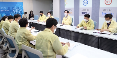 ▲ 수원시 확진자 발생과 관련, 17일 긴급 대책회의에 나선 채현일 영등포구청장(오른쪽에서 세 번째)