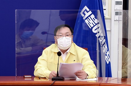 김태년 원내대표가 8월 31일 국회 민주당 당대표 회의실에서 열린 최고위원회의에 참석해 발언하고 있다. Ⓒ민주당 홈페이지 갈무리 