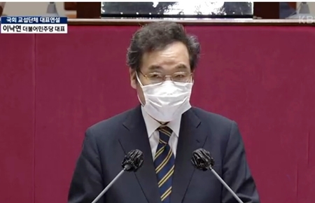 이낙연 대표가 국회 교섭단체 연설에서 “전환을 헤쳐나가려면, 우리가 행동으로 희망을 만들어가야 한다”고 강조하고 있다. Ⓒkbs 방송 캡처 