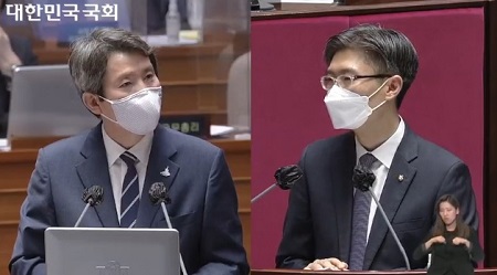 시대전환 이정훈 의원이 이인영 통일부 장관에게 질의를 하고 있다. Ⓒ국회방송 갈무리 