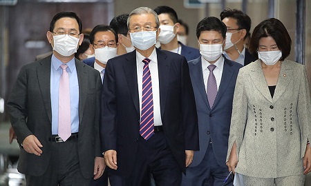 17일 오전 국회에서 열린 비대위에 참석하기 위해 김종인 비대위원장과 주호영 원내대표가 회의실을 향하고 있다. Ⓒ국민의힘 홈페이지 갈무리 