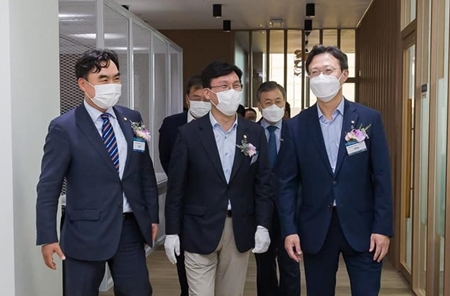 김민석 국회의원과 채현일 영등포구청장이 여의도에 디지털금융전문대학원 개관시에 참석하기 위해 이동하고 있다. Ⓒ김민석 국회의원 페이스북 갈무리 