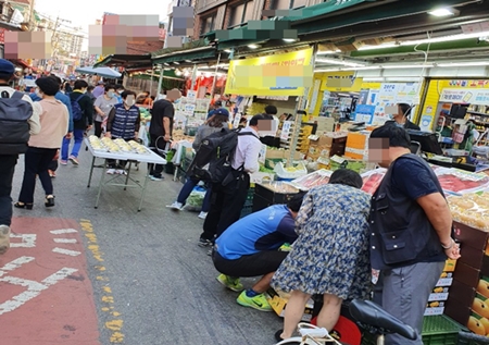 9월 28일 오후 대림2동 중앙시장 도로의 모습, 노점상과 상인, 보행자가 뒤엉켜있다. Ⓒ영등포시대 