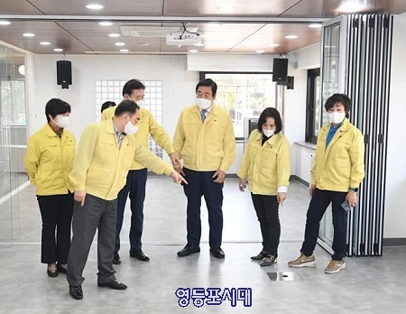 ▲영등포구의회 민간위탁행정사무조사특별위원회 위원들이 10월 6일 민간위탁으로 운영될 예정이었던 ‘서울청년센터 영등포’를 방문해 시설을 둘러보고 있다. Ⓒ오현숙 영등포구의회 의원 페이스북 갈무리 