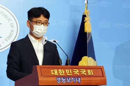 이복우 국회 공보기획관이 8일 서울 여의도 국회 소통관에서 삼성전자 간부 국회 출입기자증 발급과 관련한 기자회견을 하고 있다. Ⓒ영등포시대 