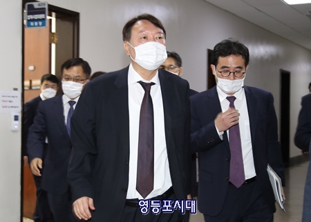 윤석렬 검찰총장이 10월 22일 대검찰청 국정감사에 출석하기 위해 국회를 찾아 윤호중 법제사법위원회 윤호중 위원장과 차담회를 끝내고 국감장으로 향하고 있다. Ⓒ영등포시대 