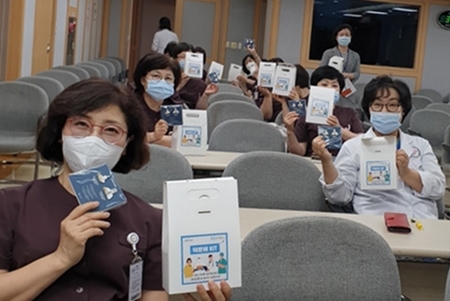 ▲한림대학교 강남성심병원 의료진들이 전달받은 ‘덕분에 키트’를 들고 환하게 웃으며 인증사진을 찍고 있다. Ⓒ영등포구 
