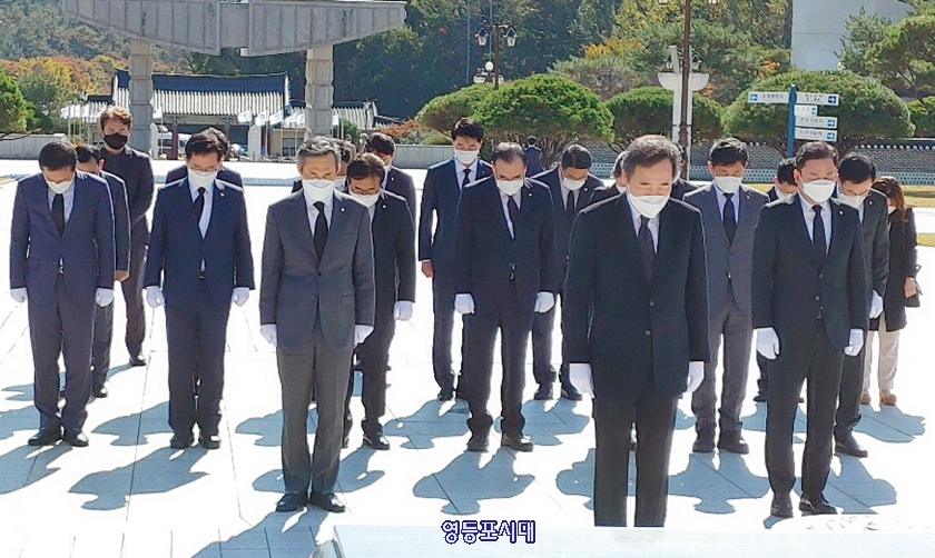 이낙연 대표(사진 앞줄 오른쪽에서 두 번째)가 국립 5·18 민주묘역 참배를 하고 있다. Ⓒ영등포시대 