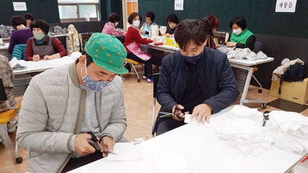 ▲영등포구민을 위해 마스크 만들기 봉사 중인 임혁필(사진 왼쪽) 이사와 필자