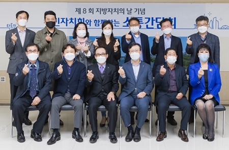 채현일 구청장과 영등포구 주민자치회 시범사업 운영 중인 5개 동 주민자치회장과 임원진이 소통의 시간을 갖고 기념촬영을 하고 있다.(9월 29일) 