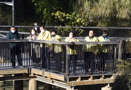 영등포구의회 환경포럼연구회 회원들과 관계자들이 10일 오후 여의도 샛강공원을 찾아 상태를 점검하고 있다  