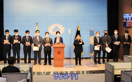 민주당 국회 법제사법위원회 소속 의원들은 19일 국회 소통관에서 기자회견을 열고 “연내 공수처 출범 약속은 반드시 지키겠다”라고 밝히고 있다. Ⓒ영등포시대 