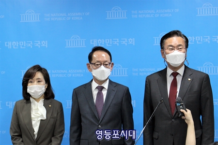 국민의힘 법제사법위원회 위원 일동이 기자회견을 마치고 백브리핑을 하고 있다. Ⓒ영등포시대 