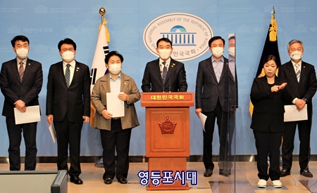  범여권 국회의원 9명은 27일 국회 소통관에서 기자회견을 열고 “윤석열 총장과 검찰은 자성해야 한다”고 촉구하고 있다. Ⓒ영등포시대 