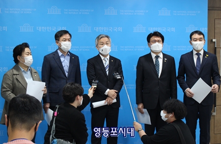  범여권 국회의원 9명은 기자회견을 마친 후 백브리핑을 통해 윤석열 총장과 관련한 기자들이 질무에 답하고 있다. Ⓒ영등포시대 