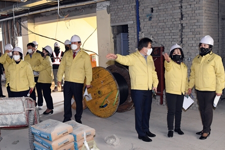 ▲행정위원회 위원들이 가칭 YDP 평생학습관을 방문해 현장을 점검하고 있다. 