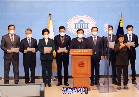 ▲광주지역 국회의원(민형배•송갑석•양향자•윤영덕•이병훈•이용빈•이형석•조오섭) 일동은 12월 7일 오전 국회 소통관에서 기자회견을 열고 “윤석열 검찰총장”의 사퇴를 촉구하고 있다. Ⓒ영등포시대