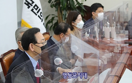 12월 17일 국회에서 열린 국민의힘 비상대책위원회에서 주호영 원내대표(사진 왼쪽)가 발언하고 있다. Ⓒ국민의힘 홈페이지 갈무리 