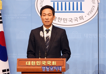 민주당 우상호 의원이 12일 국회 소통관에서 기자회견을 열고 집값은 잡는 6대 분야 부동산 정책을 발표하고 있다. Ⓒ영등포시대 