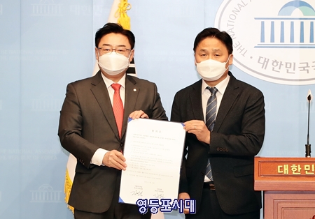 ▲1월 19일 민주당 김영진 원내 수석대표와 국민의힘 김성원 원내 수석대표가 국회 소통관에서 기자회견을 열고 여야가 합의한 2월 임시국회 의사 일정을 밝히고 있다. Ⓒ영등포시대 