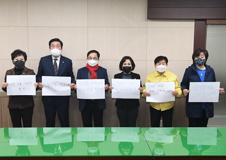 ▲영등포구의회 환경포럼연구회가 1월 20일 오전 구의회에서 택배 노동자들의 과로사 방지를 위한 캠페인을 펼치고 있다. Ⓒ영등포시대