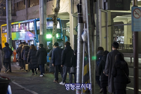 ▲당산역 2번 출구 쪽, 퇴근 시간에 버스를 기다리는 시민들이 길게 줄을 서 있다. Ⓒ영등포시대