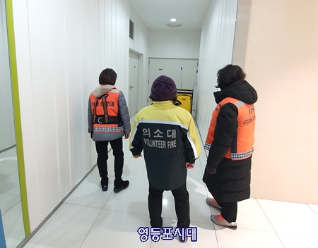 ▲영등포소방서 의용소방대원들이 영등포역 근처 상가 등을 돌려 화재 예방 활동을 펼치고 있다. Ⓒ영등포시대 