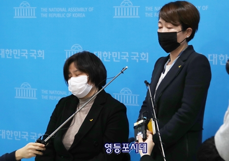 ▲배복주 정의당 젠더인권본부 부대표(사진 왼쪽)가 정의당 김종철 대표의 소속 국회의원의 성추행에 대한 당의 결과를 발표하고 있다. Ⓒ영등포시대 