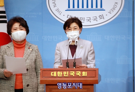 국민의힘 여성의원 일동이 27일 오후 국회 소통관에서 기자회견을 열고 민주당 서울시장 보궐선거 출마를 선언한 박영선 전 장관과 우상호 예비후보에게 “성추행 사건에 대한 입장을 밝히라”고 촉구하고 있다. Ⓒ영등포시대 