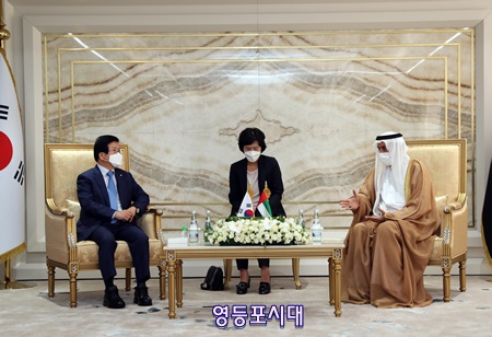 ▲아랍에미리트(UAE)를 공식방문중인 박병석 국회의장이 11일 아랍에미리트(UAE) 사끄르 고바쉬 사이드 알 마리 아랍에미리트 연방평의회 의장과 만나 한국의 2030 부산엑스포 추진에 아랍에미리트의 지지와 성원을 요청하고 있다. Ⓒ대한민국 국회 