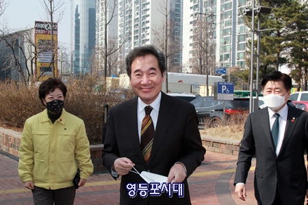 민주당 이낙연 대표가 22일 오후 영등포구의회에 도착해 간담회장으로 이동하고 있다. Ⓒ영등포시대 