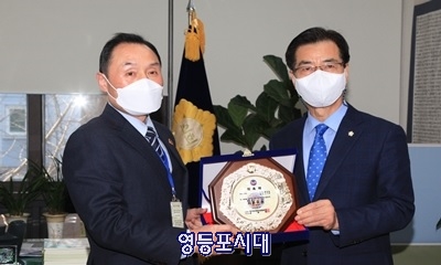 (사)한국범죄퇴치운동본부 윤태한 이사장이 고기판 의장에게 자문위원 위촉패를 전달하고 있다.Ⓒ영등포시대 