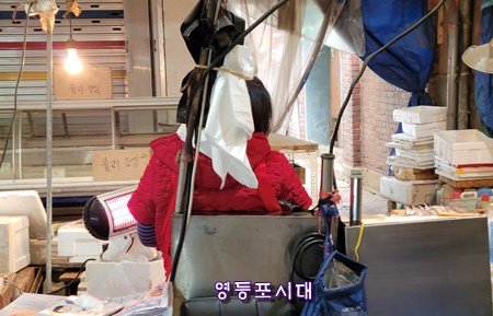 2월 28일 오후 손님을 기다리고 있는 영등포전통시장 한 노점상 뒷모습.＠영등포시대 