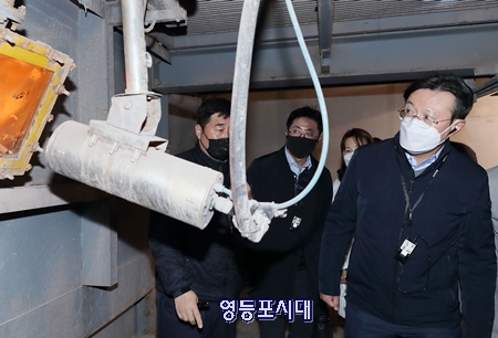 채현일 영등포구청장(오른쪽)이 10일 오후, 청소행정 벤치마킹을 위하여 경기도 하남시 복합환경시설인 유니온파크‧타워를 방문해 시설을 둘러보고 있다. Ⓒ영등포구 