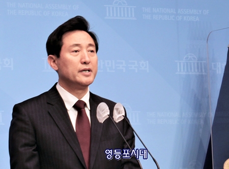 서울시장 경선에서 국민의당 안철수 후보를 누르고 승리한 국민의힘 오세훈 후보가 23일 오전 국회 소통관에서 기자회견을 열고 필승의 의지를 밝히고 있다. Ⓒ영등포시대 